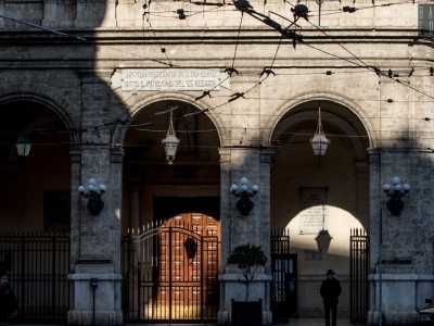 ...per arrivare poi su piazza Garibaldi, il cui perimetro per tre lati su quattro � ancora segnato da ci� che resta della vecchia rete filoviaria, evidente soprattutto davanti alla chiesa di Santa Maria del Rosario